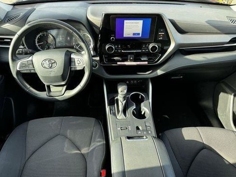 Certified 2025 Toyota Highlander LE FWD image 12