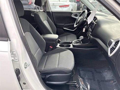 Used 2022 Kia Soul LX image 9