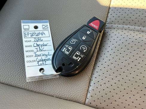 Used 2016 Chrysler Town & Country Touring-L image 33