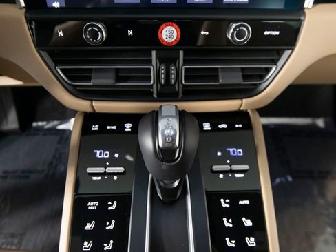 Certified 2025 Porsche Macan AWD/4WD image 27