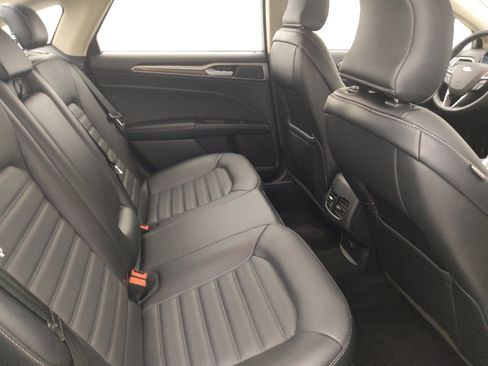 Used 2018 Ford Fusion SE w/ Fusion SE Technology Package FWD image 19