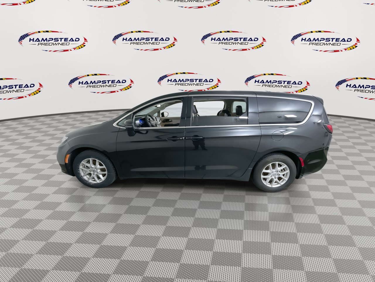 Used 2023 Chrysler Pacifica Touring-L FWD image 5