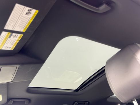 Used 2019 Land Rover Discovery SE image 16