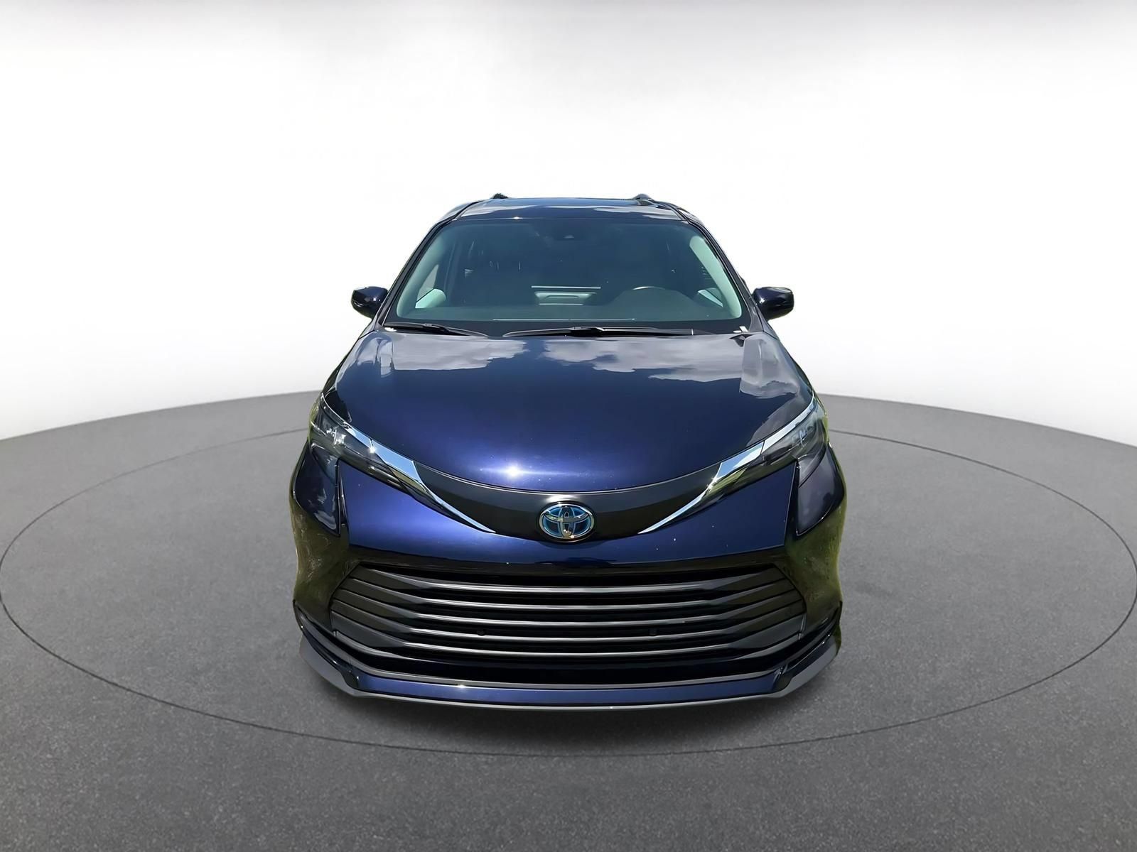 Used 2025 Toyota Sienna XLE FWD image 4