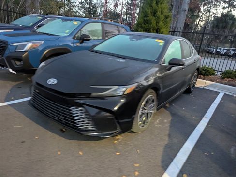 Used 2025 Toyota Camry XLE image 4