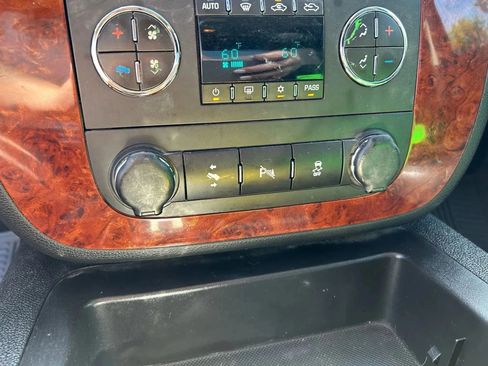 Used 2013 Chevrolet Avalanche LT image 23