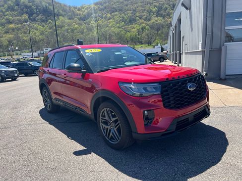 Used 2025 Ford Explorer ST-Line w/ Premium Package AWD/4WD image 3