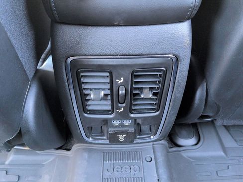 Used 2022 Jeep Grand Cherokee Limited w/ Tech Group image 18