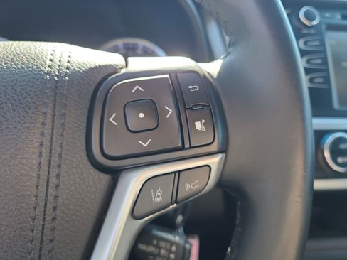 Used 2017 Toyota Highlander LE image 24