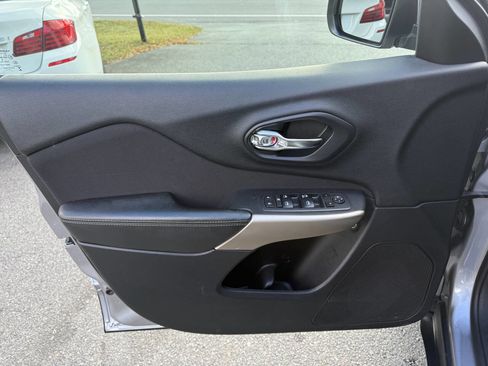 Used 2018 Jeep Cherokee Latitude image 22