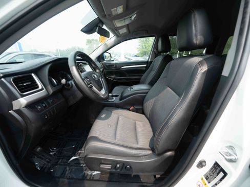 Used 2019 Toyota Highlander Plus AWD/4WD image 9