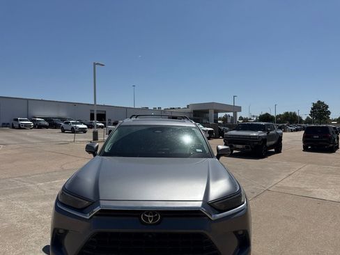 Used 2025 Toyota Grand Highlander FWD image 2