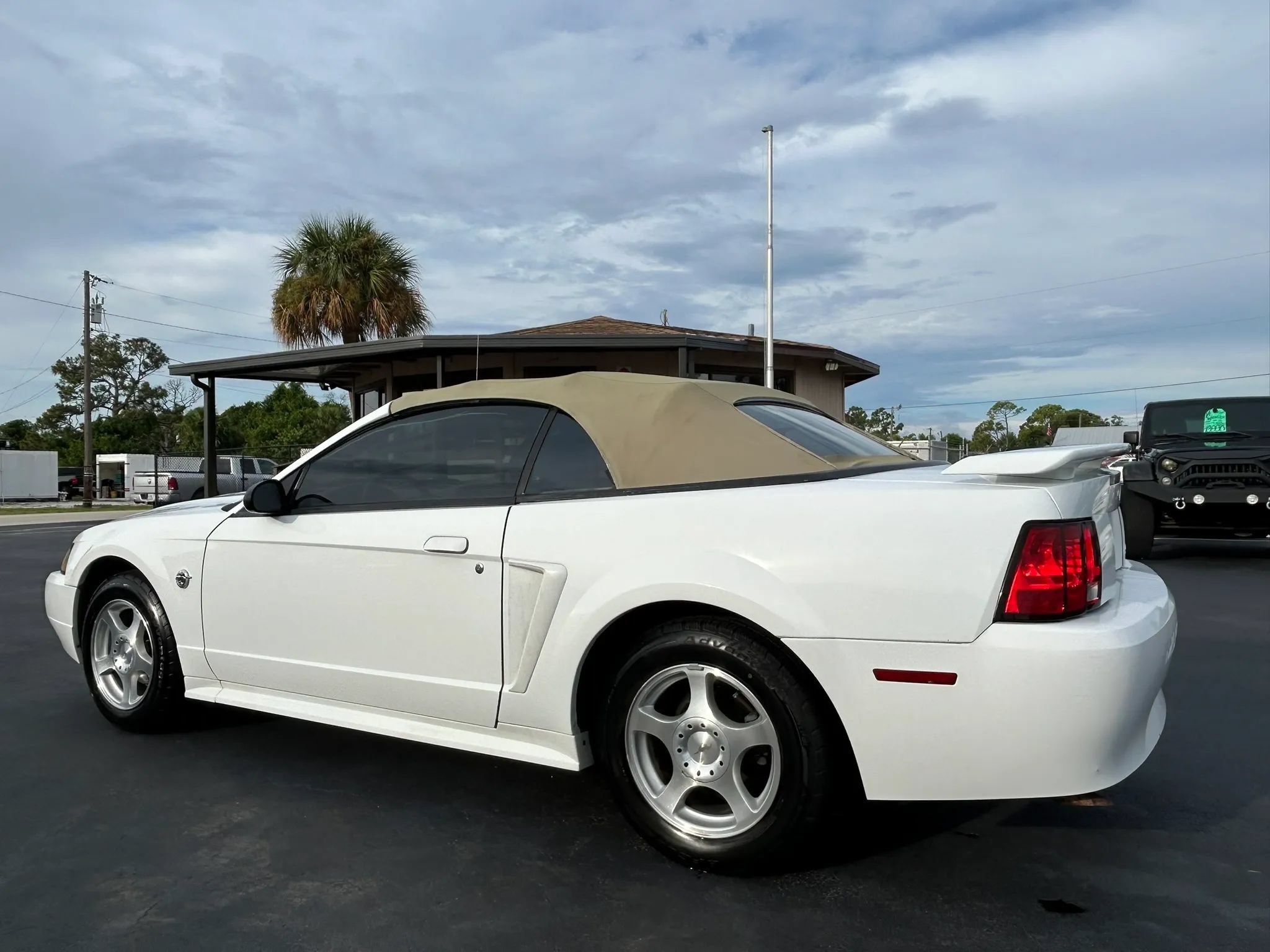 Used 2004 Ford Mustang Convertible RWD image 12