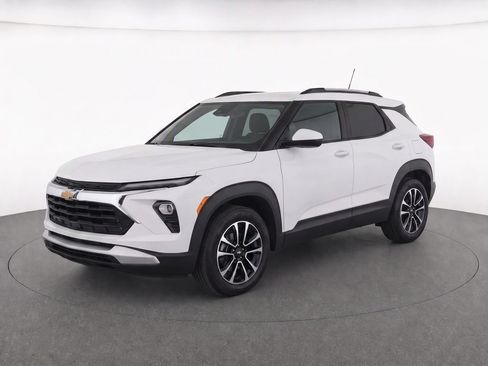 Used 2025 Chevrolet TrailBlazer LT AWD/4WD image 3