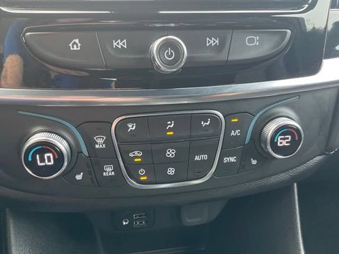 Used 2023 Chevrolet Traverse LT w/ LT Premium Package AWD/4WD image 7
