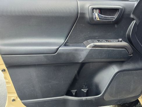 Used 2017 Toyota Tacoma TRD Off-Road image 24