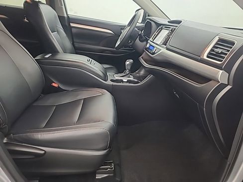 Used 2016 Toyota Highlander XLE AWD/4WD image 14