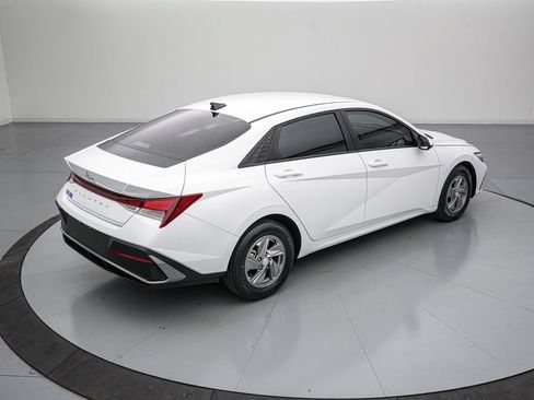 Used 2025 Hyundai Elantra SE FWD image 4