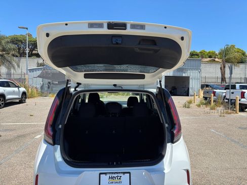 Used 2025 Kia Soul LX w/ LX Technology Package FWD image 29