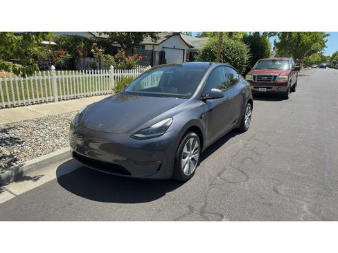 Used 2023 Tesla Model Y Long Range AWD/4WD image 1
