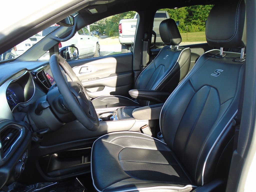 Certified 2026 Chrysler Pacifica Limited w/ S Appearance Package FWD image 7