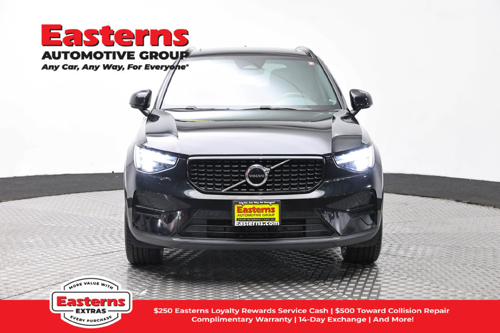Used 2024 Volvo XC40 B5 Core AWD/4WD image 3