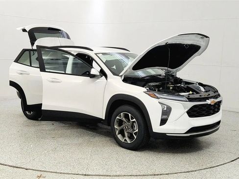 New 2026 Chevrolet Trax LT w/ Driver Confidence Package image 9