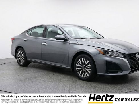 Used 2025 Nissan Altima 2.5 SV image 1