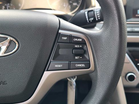 Used 2017 Hyundai Elantra SE FWD image 27
