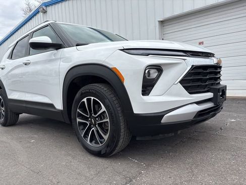 Used 2025 Chevrolet TrailBlazer LT image 2