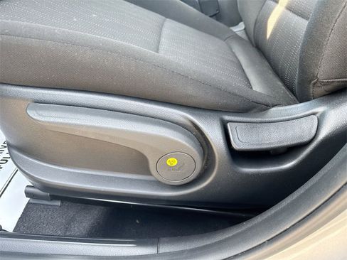 Used 2024 Hyundai Venue SE image 14