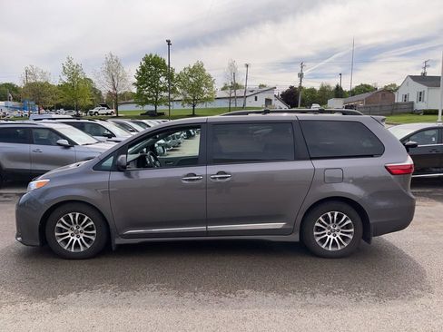 Used 2020 Toyota Sienna XLE w/ XLE Navigation Package FWD image 3