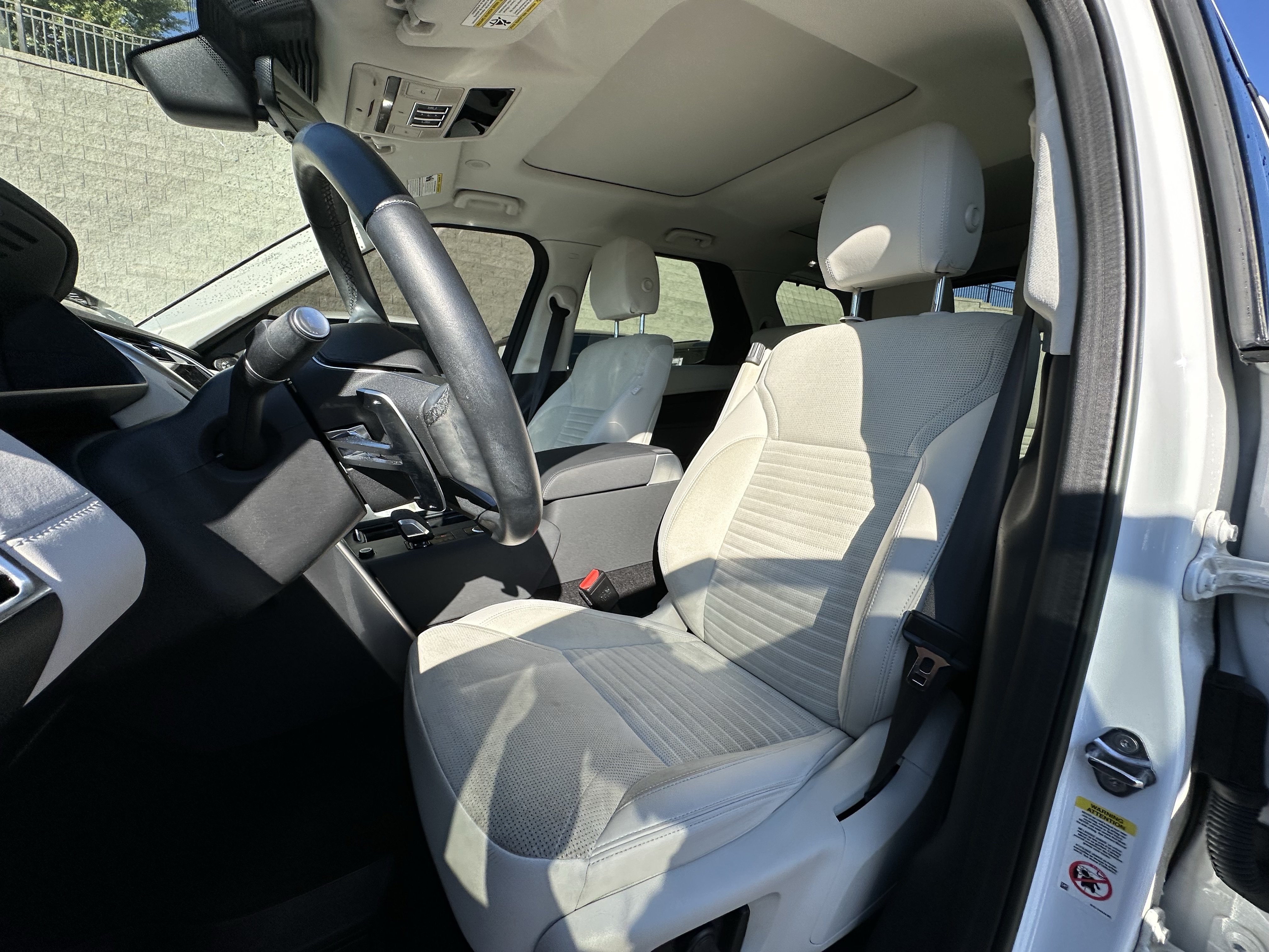 Certified 2023 Land Rover Discovery S AWD/4WD image 15