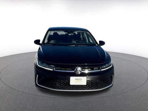 Used 2025 Volkswagen Jetta SE image 3