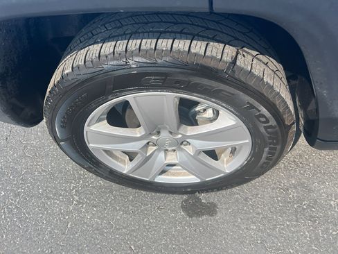 Used 2022 Jeep Compass Latitude image 3