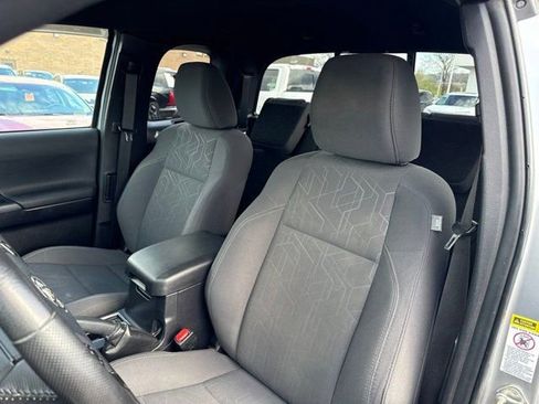 Used 2017 Toyota Tacoma TRD Sport w/ Tow Package AWD/4WD image 7
