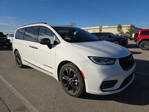 Used 2024 Chrysler Pacifica Touring-L w/ Road Tripper Package FWD image 2
