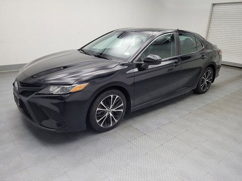 Used 2019 Toyota Camry SE image 2