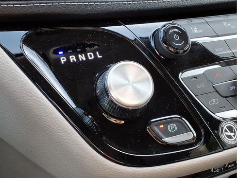 Used 2024 Chrysler Pacifica Select image 11