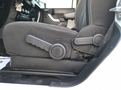 Used 2016 Jeep Wrangler Sahara w/ Connectivity Group image 12