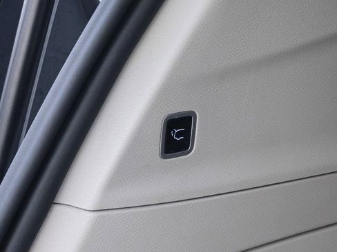 Used 2023 Chrysler Pacifica Touring-L image 21