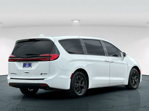 Used 2022 Chrysler Pacifica Touring-L w/ Uconnect Theater Family Group FWD image 6