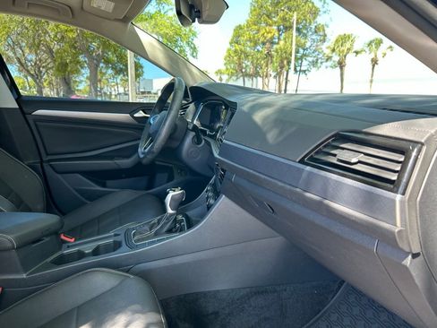 Certified 2024 Volkswagen Jetta SE w/ Panoramic Sunroof Package image 44