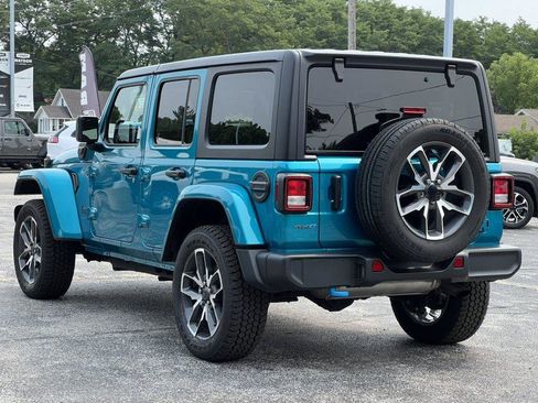 Used 2024 Jeep Wrangler Unlimited w/ Convenience Group AWD/4WD image 8