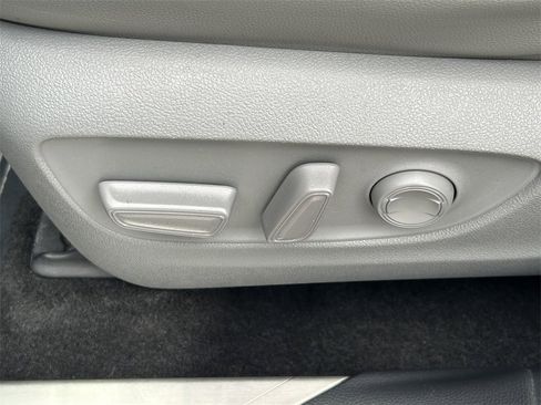 Used 2023 Toyota Highlander XLE image 26