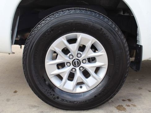 Used 2024 Nissan Frontier SV image 12