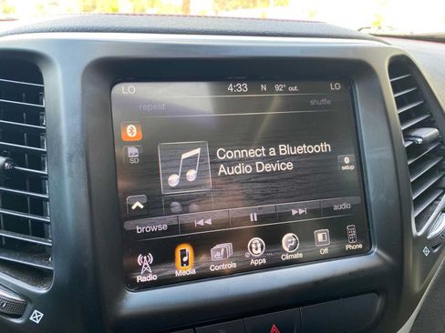 Used 2018 Jeep Cherokee Trailhawk w/ Comfort/Convenience Group AWD/4WD image 21