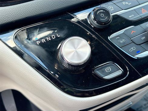 Used 2023 Chrysler Pacifica Touring-L FWD image 16