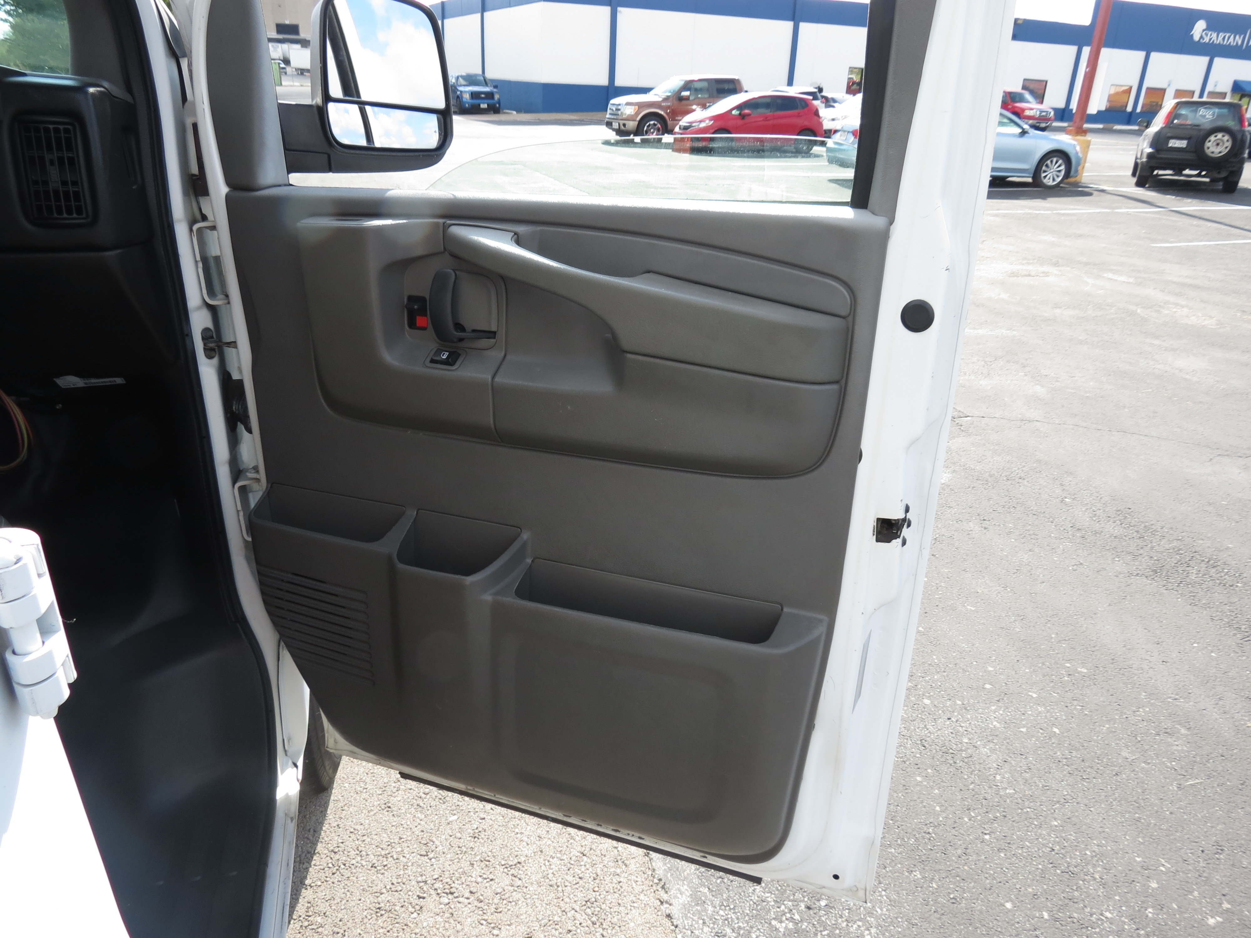 Used 2014 Chevrolet Express 2500 RWD image 22