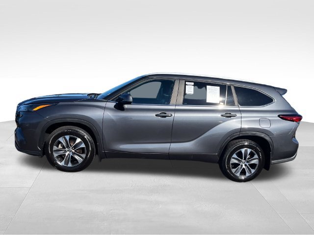 Used 2023 Toyota Highlander XLE AWD/4WD image 2